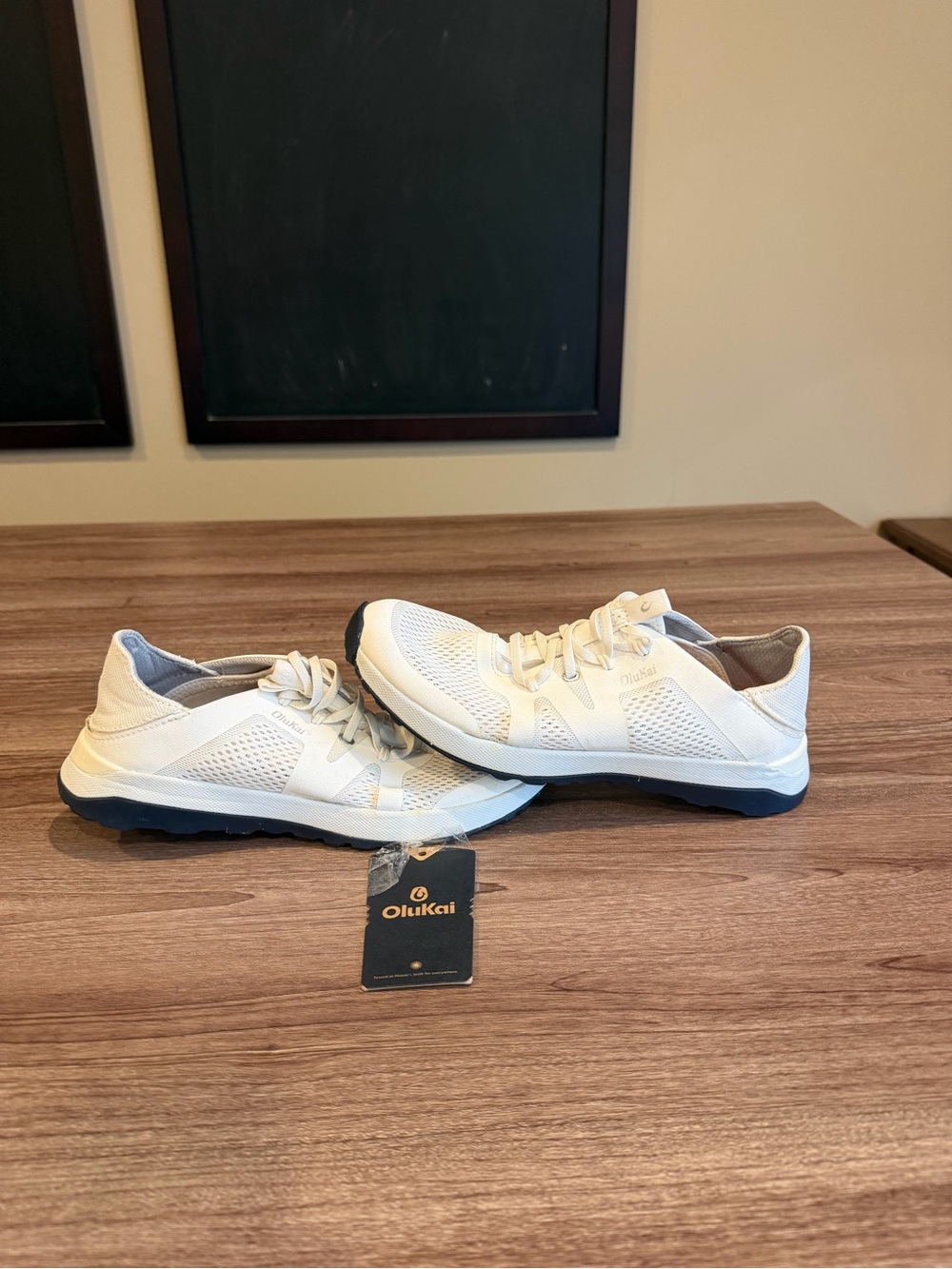 Olukai huia womens 8 white silver navy BL